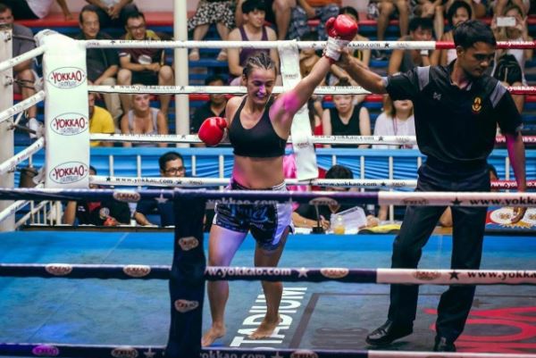 Ди Умарова по киокушиновски нокаутировала соперницу в бою по тайскому боксу