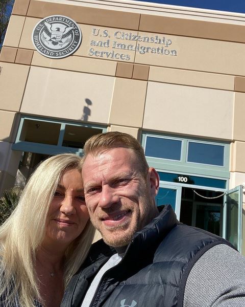 Деннис Вольф с женой станут гражданами США
